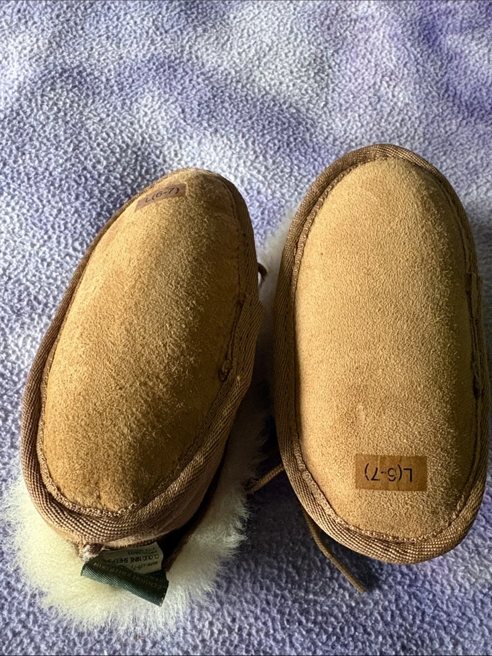 Cloud nine infant booties with sheepskin lining